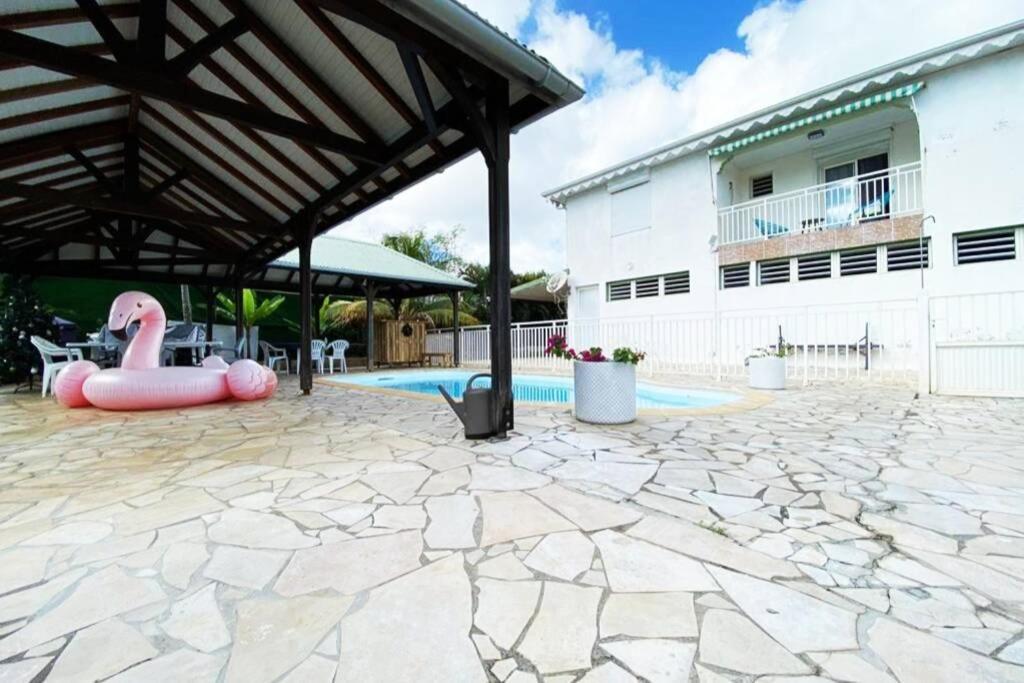 Charmant Appartement Avec Piscine Le Robert Eksteriør bilde