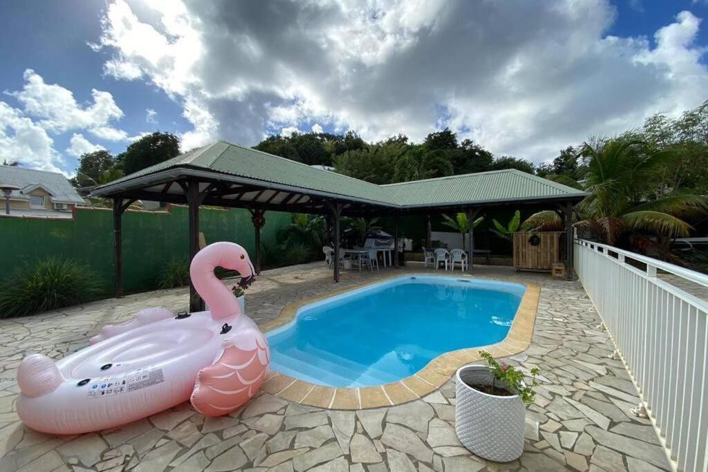 Charmant Appartement Avec Piscine Le Robert Eksteriør bilde
